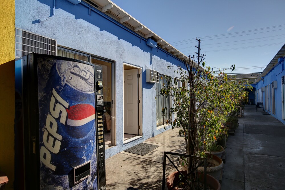 Pavilions Motel - photo 25