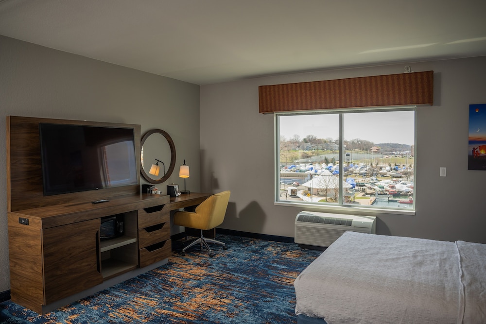 Hampton Inn & Suites Erie Bayfront - photo 17