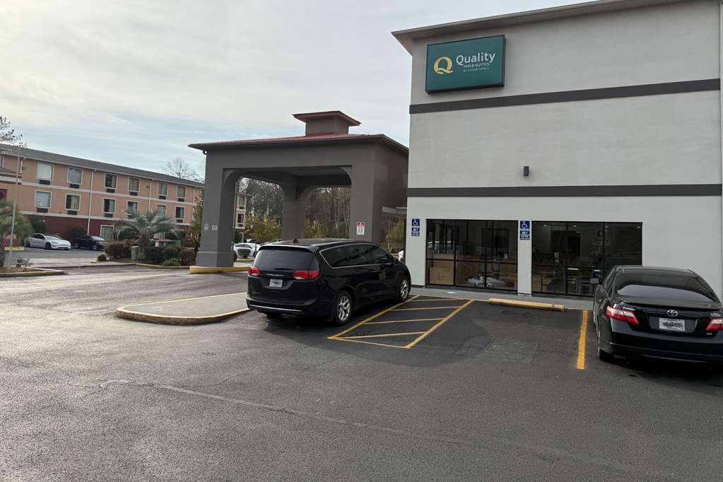 Quality Inn & Suites Biloxi Ocean Springs — hotel in Biloxi