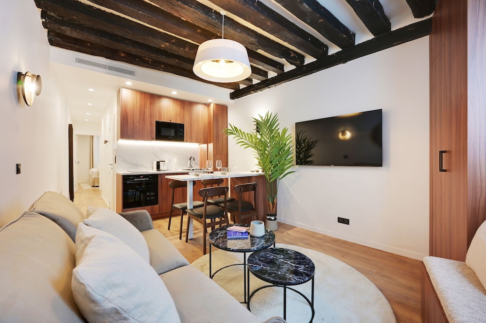Chic Apartment 1br 4p ac Marais vosges — 4-Star Luxury Hotel in Paris, France