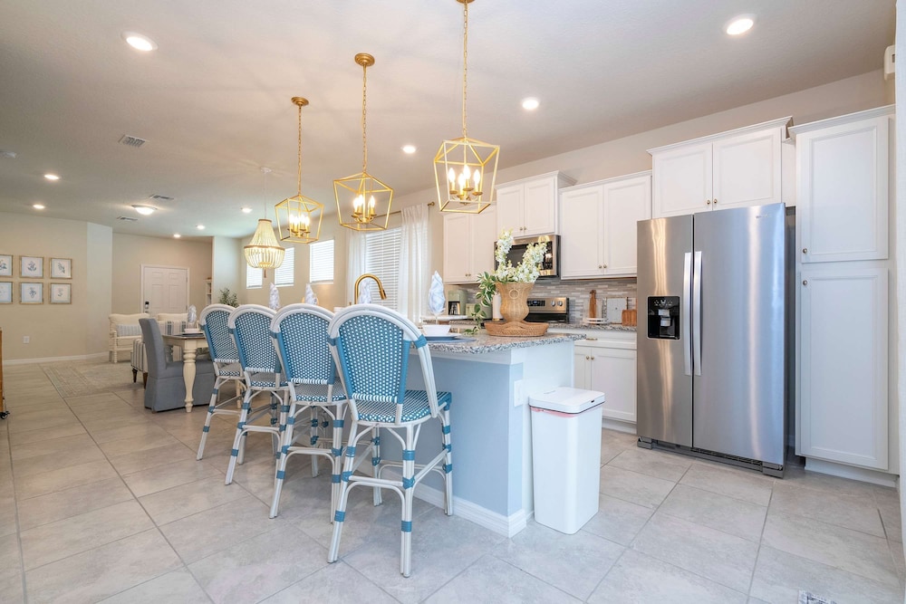 Amazing 5 Suite Home With Resort style Amenities - photo 15