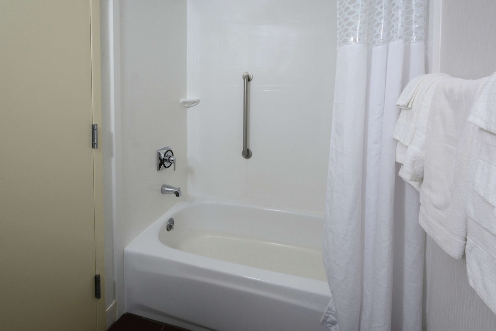 Hampton Inn Martinsville - photo 29