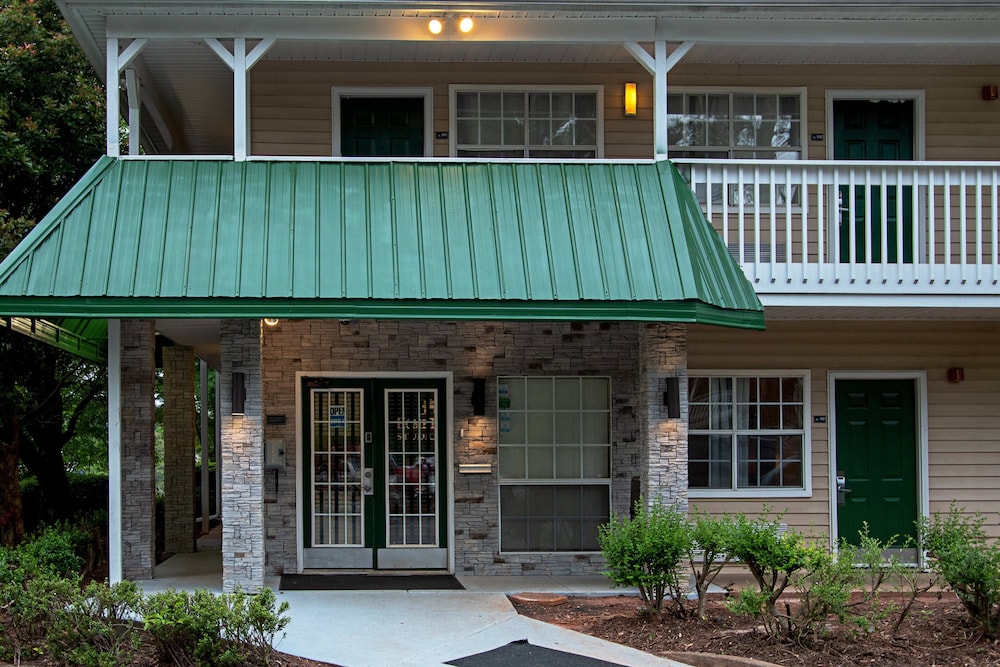 HomeTowne Studios by Red Roof Atlanta Lawrenceville - photo 18