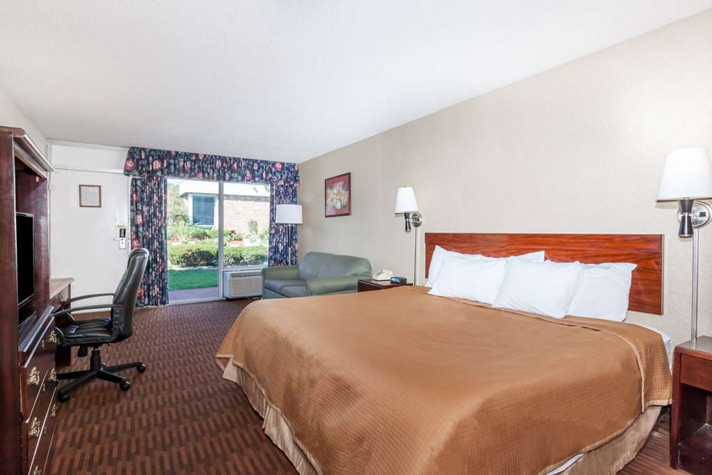 Howard Johnson by Wyndham Albany - photo 18