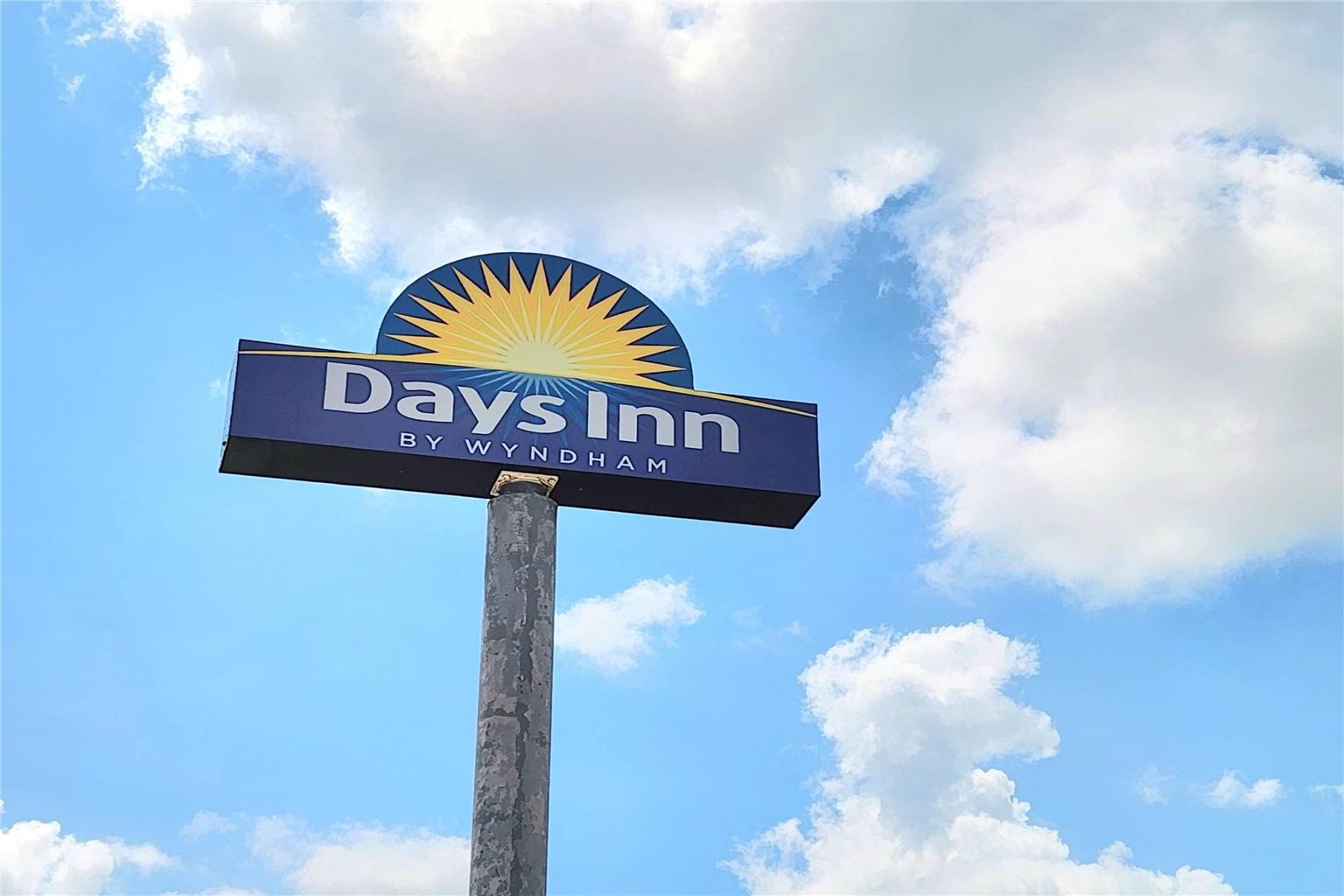 Days Inn by Wyndham Navasota - photo 5