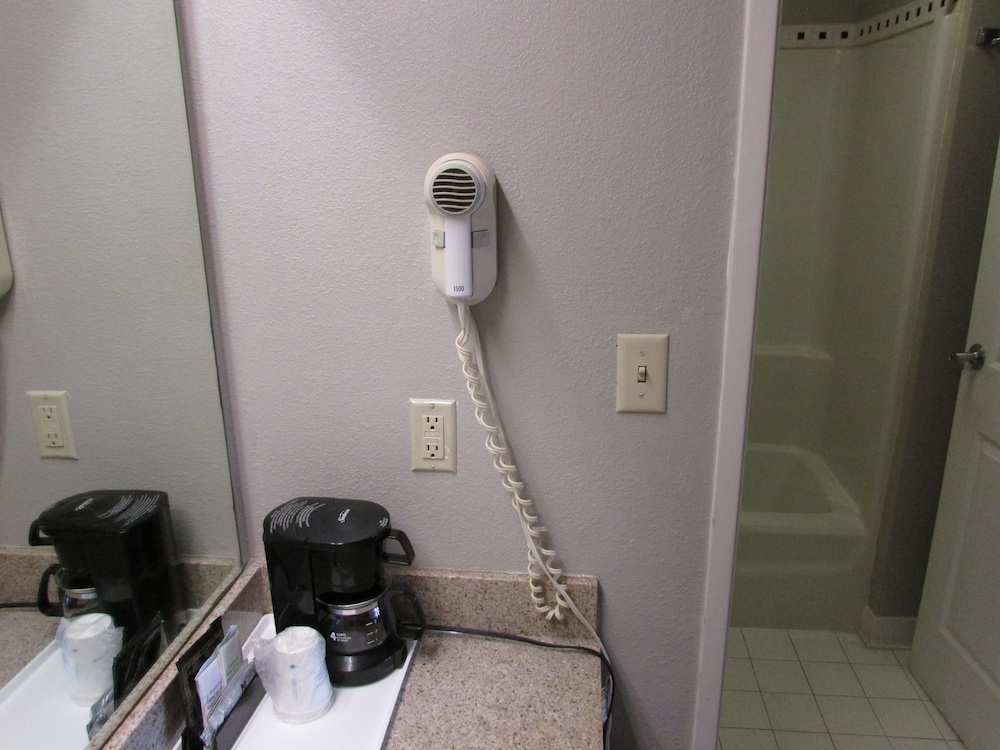 Days Inn & Suites by Wyndham Fort Valley - photo 14