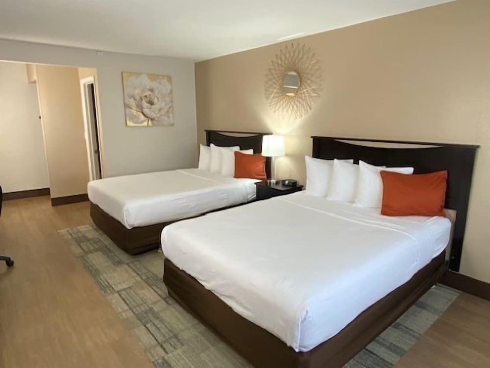 Stanford Inn & Suites Anaheim - photo 8