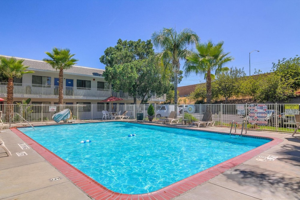 Vagabond Inn Sylmar - photo 2