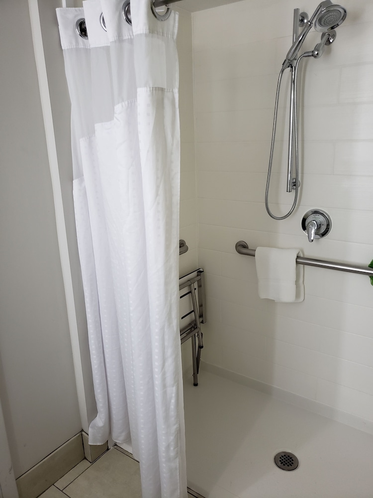 Holiday Inn Express & Suites Raleigh NE Medical Ctr Area by IHG - photo 26