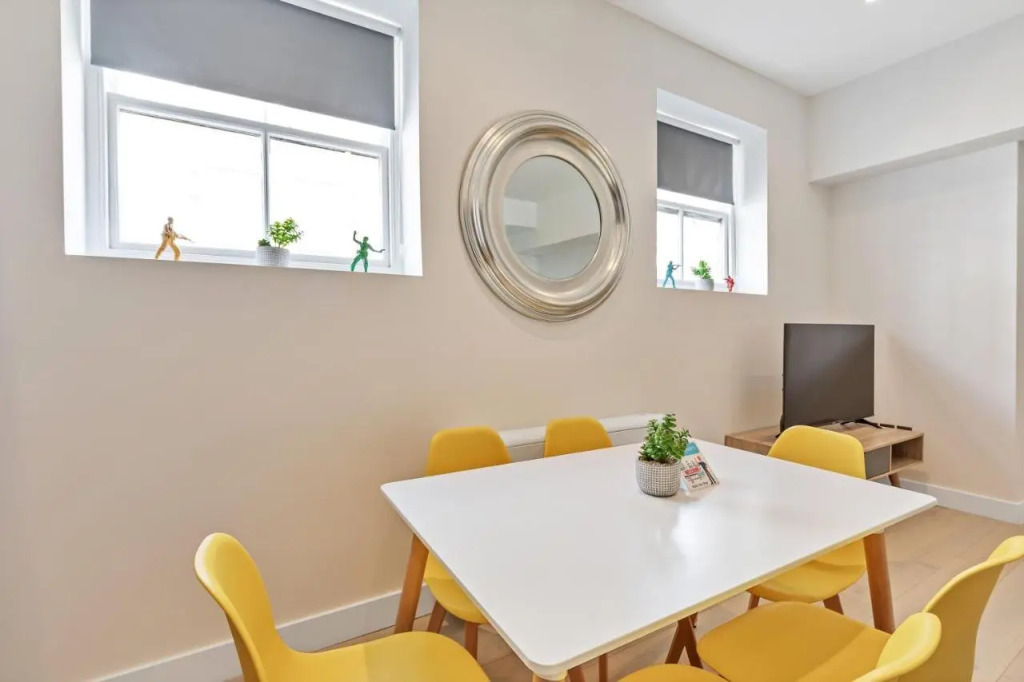 Central Few Steps from Brighton Beach by Creatick in Brighton, United Kingdom