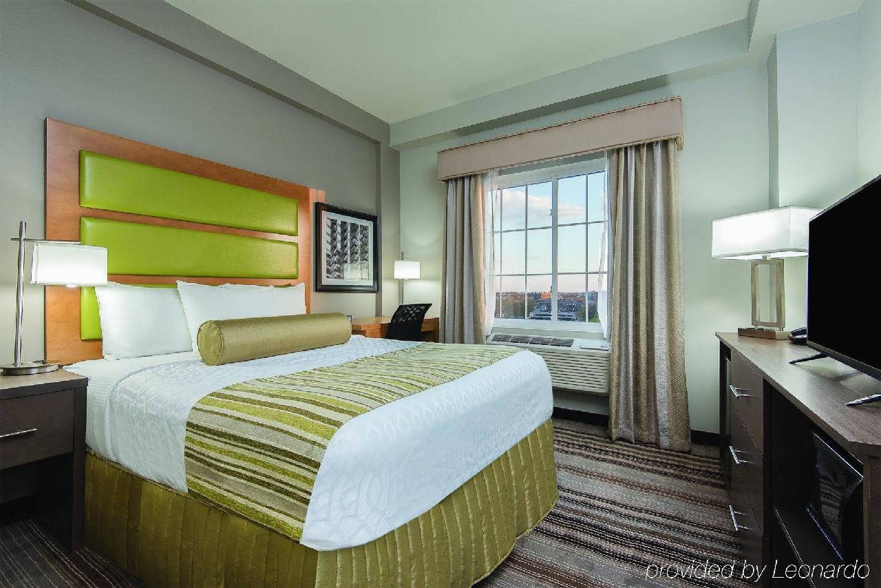 La Quinta Inn & Suites by Wyndham Brooklyn East - photo 9