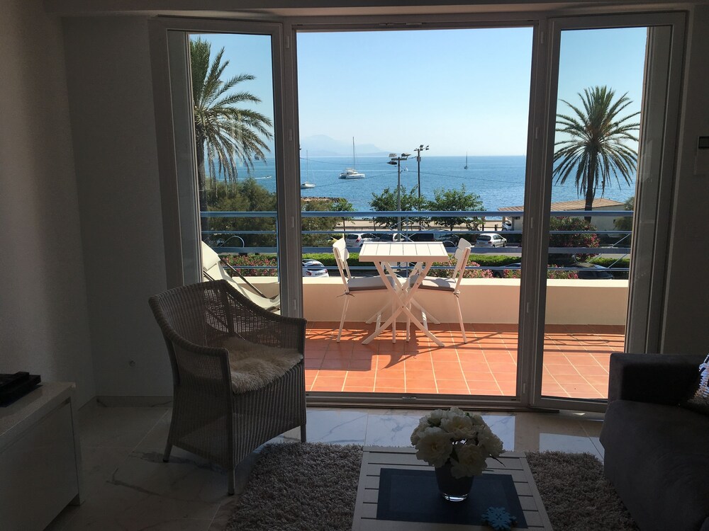 Residence Belvedere deluxe seaview apartments nr B C and D — 4-Star Luxury Hotel in Antibes, France