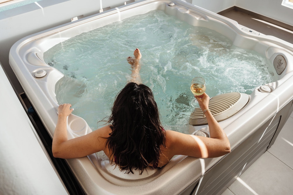 Thalelion Villa Private Pool and Jacuzzi — 4-Star Luxury Hotel in Naxos, Greece