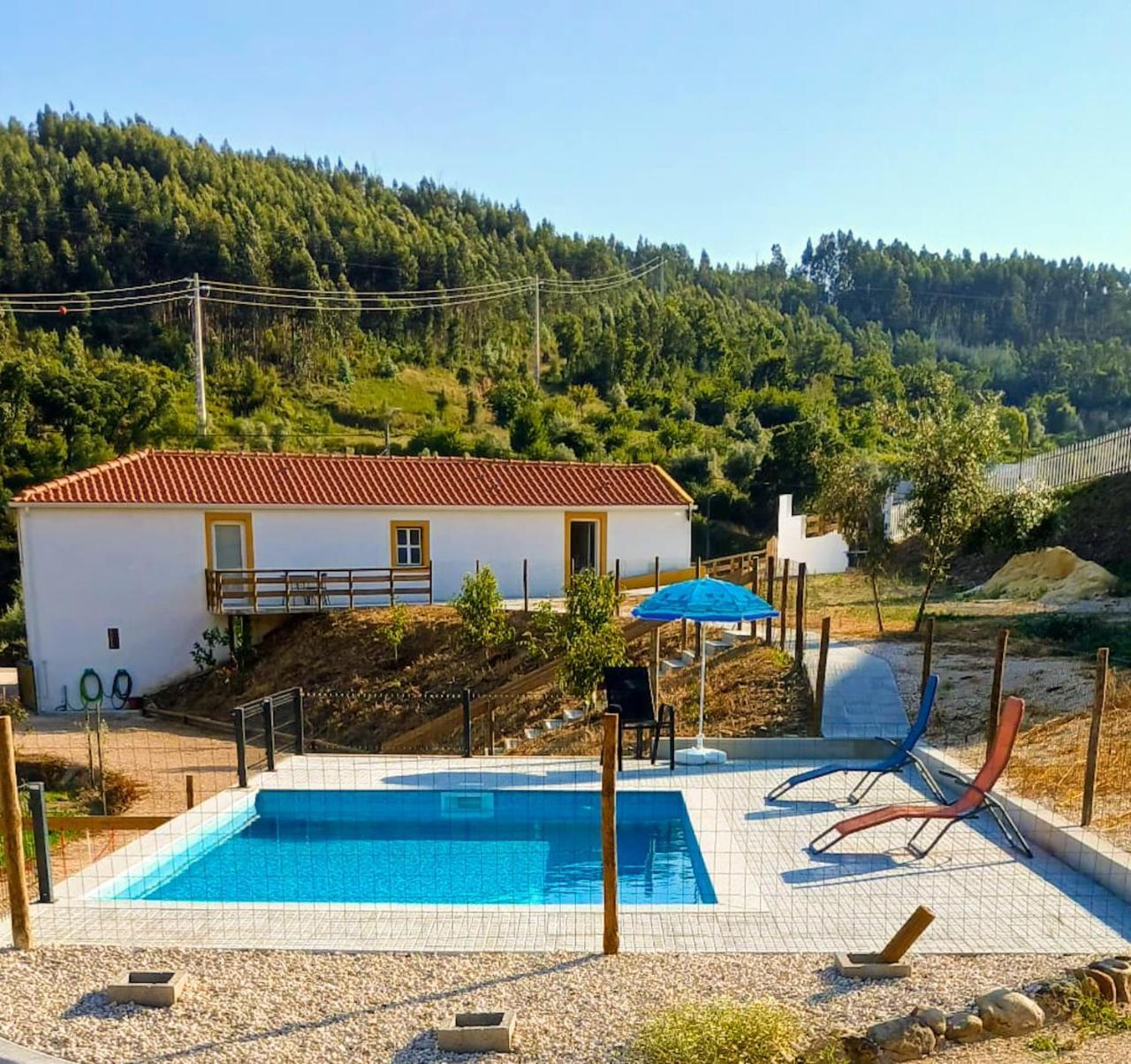 Villae Ceira & Serra Refugio Com Piscina Junto a Serra Da Lousa — hotel in Lousa