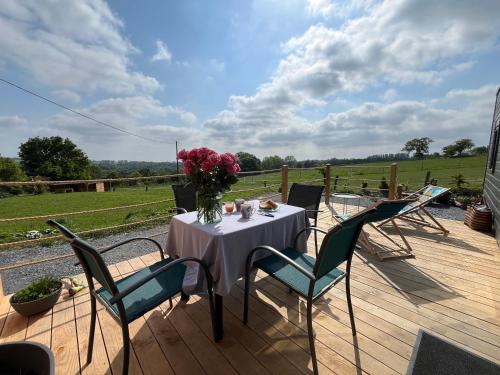 Les petites maisons dans la monterie Le Jardin in Saint-Lo, France