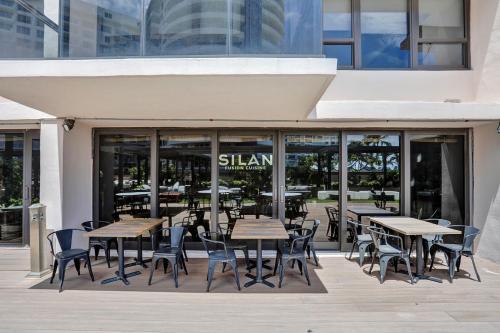 Beautiful Oceanfront 3BDR Condo 801 — 4-Star Luxury Hotel in Miami Beach, United States
