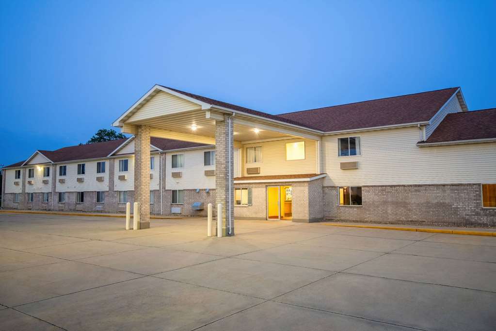 Days Inn by Wyndham Evansdale Waterloo - photo 8