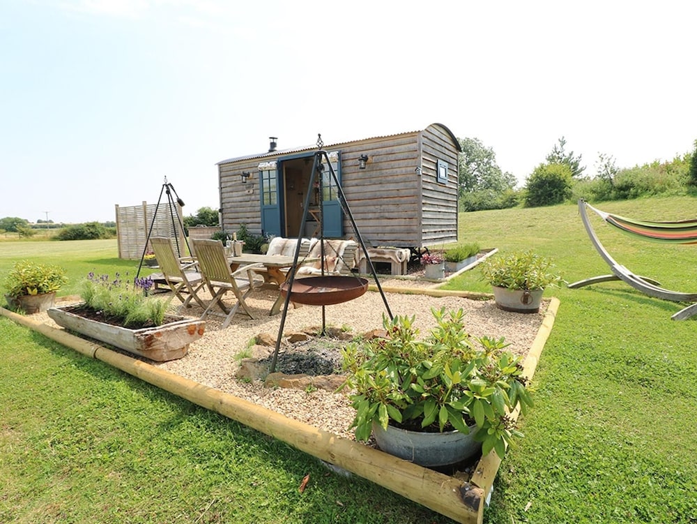 Shepherds Hut wellnessspa woodburner Hottub wifi in Nottingham, United Kingdom