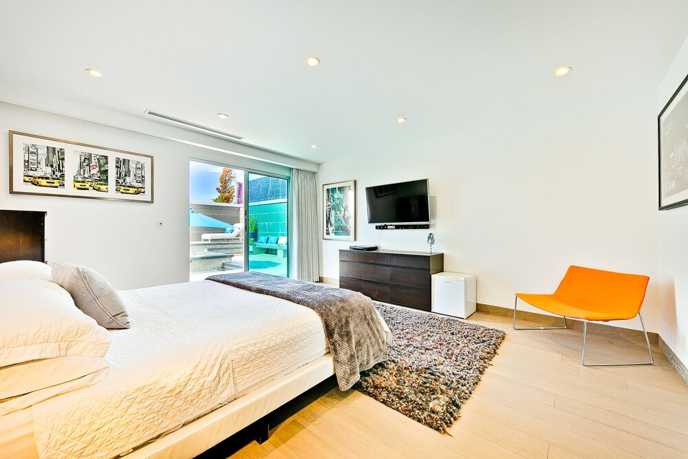 Hollywood Estate With Stunning Views - photo 2