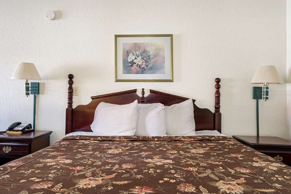 Americas Best Value Inn Paris - photo 11