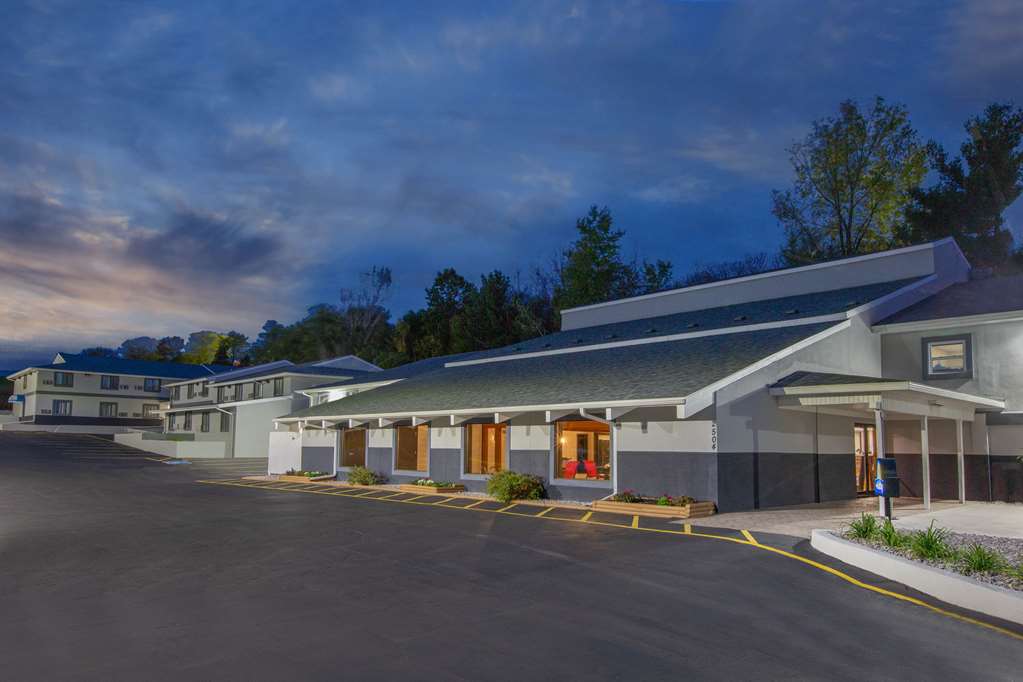 Days Inn & Suites by Wyndham Wisconsin Dells - photo 2