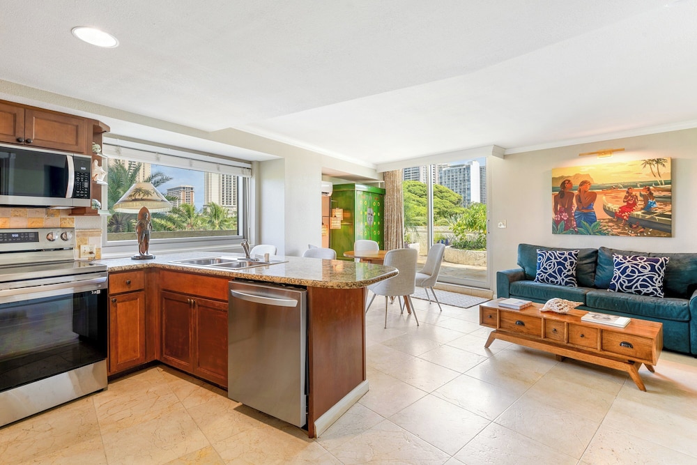 Luana Waikiki Hotel & Suites - photo 82