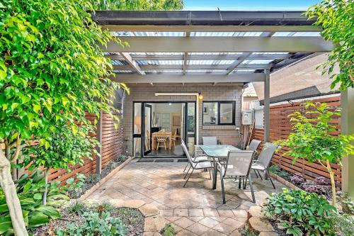 'Violet Cottage' An Idyllic Urban Oasis for Two — 4-Star Luxury Hotel in Adelaide, Australia