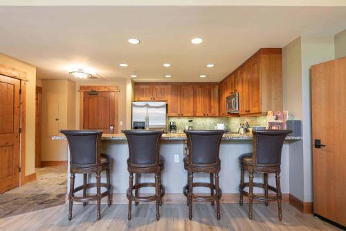 Catamount Lodge 101B by East West Hospitality — 4-Star Luxury Hotel in Truckee, United States