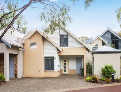 Cape View Villa 74 — 4-Star Luxury Hotel in Broadwater, Australia