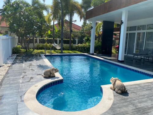 Pool Villa Hua Hin Nong Kae near Bluport just 4 mins drive 3 bed and ensuite bathroom less than 10 mins drive to the Hua Hin and Takiab beach — 4-Star Luxury Hotel in Hua Hin, Thailand