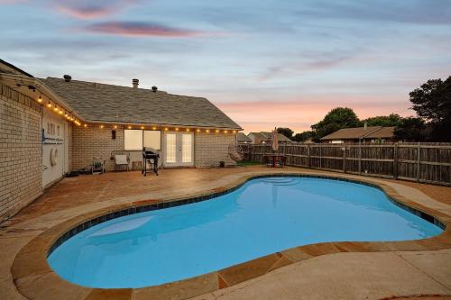 Charming 3 Bedrooms Escape W Pool Yard Foosball in Plano, United States
