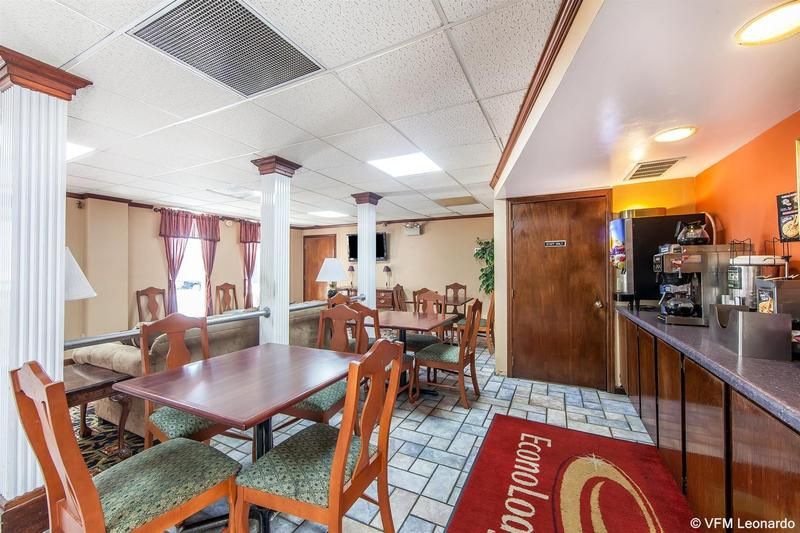 Econo Lodge Cleveland - photo 13