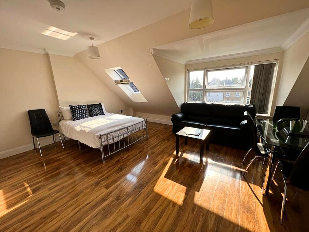 RC Airport Rooms — hotel in Staines