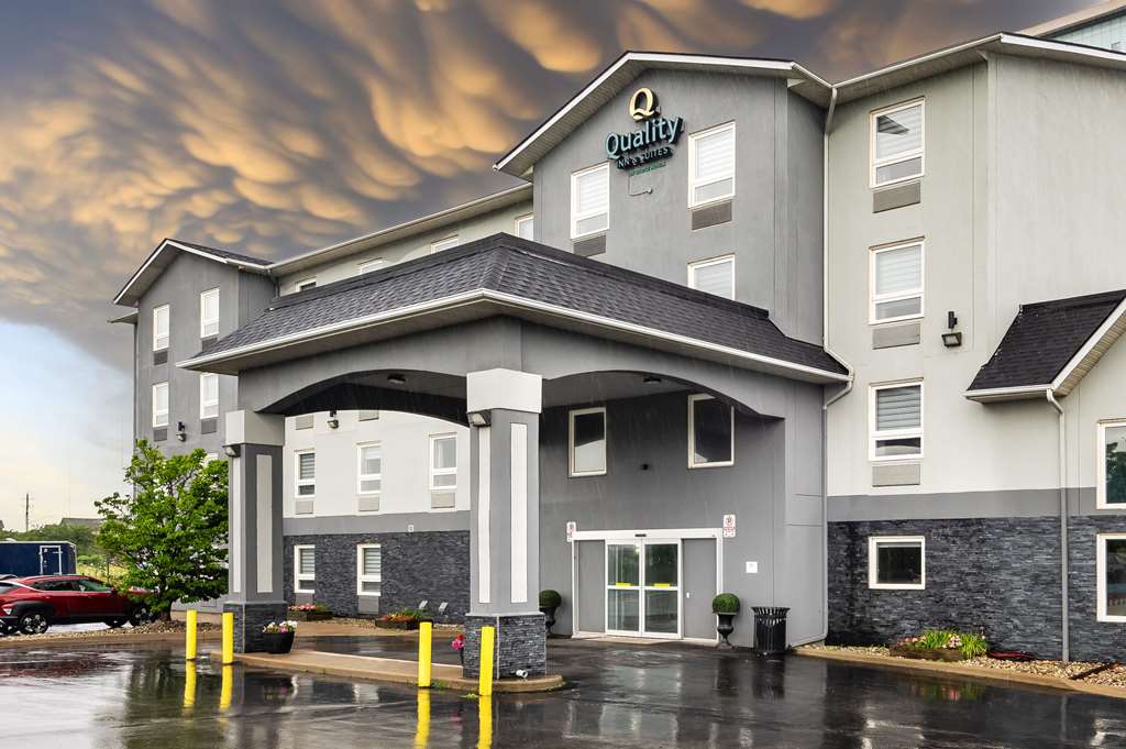Super 8 by Wyndham Grimsby Ontario