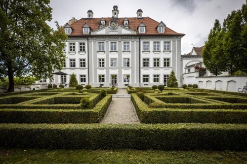 Schloss Kirchberg am Park — 4-Star Luxury Hotel in Immenstaad Am Bodensee, Germany