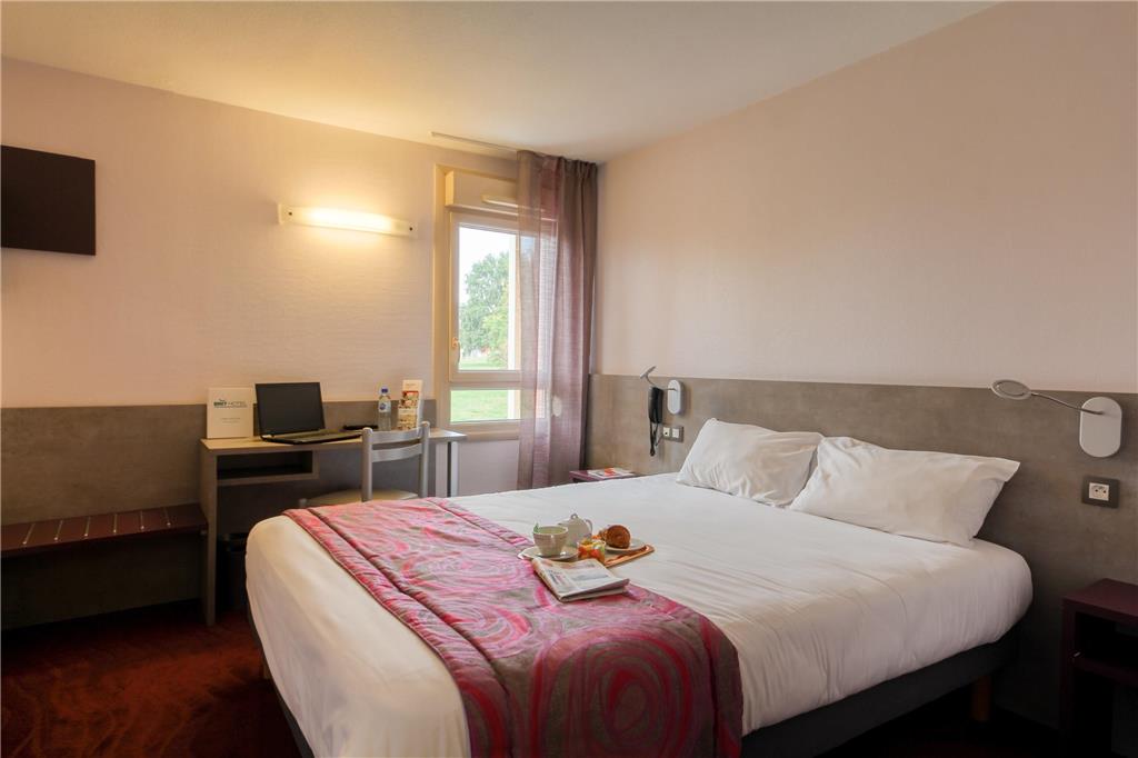 Brit Hotel Les Evens — hotel in Saint-Saturnin-Les-Avignon