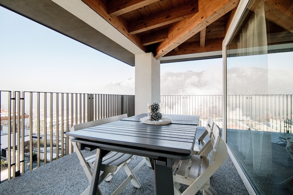 MyHomeInComo White Attic — 4-Star Luxury Hotel in Lipomo, Italy
