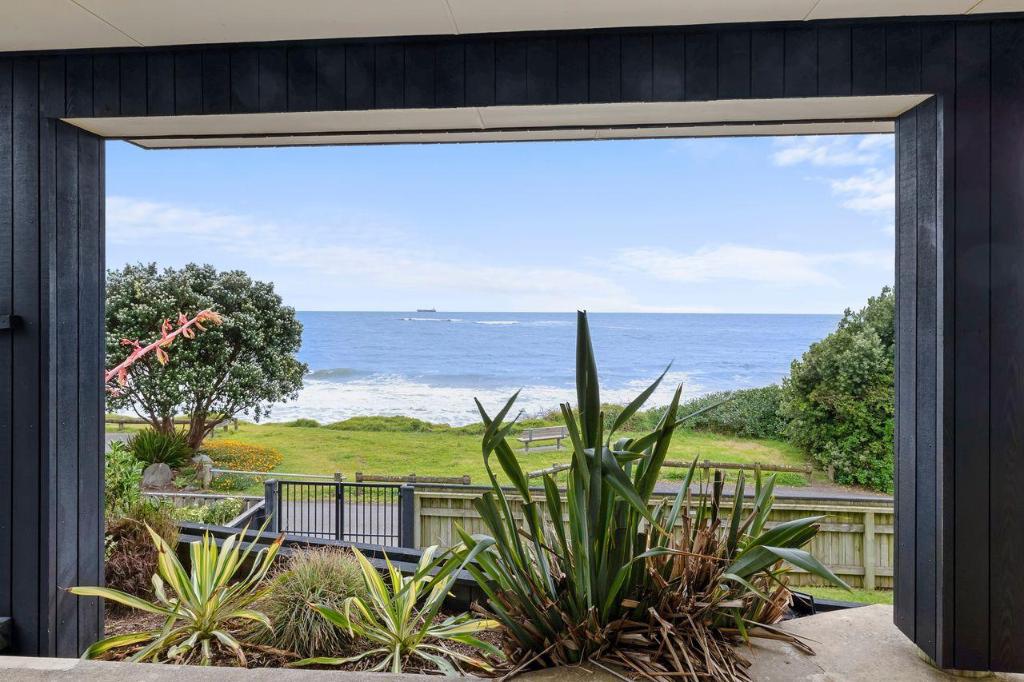 Wow On Wanaka Bay beachfront living at its best — 4-Star Luxury Hotel in New Plymouth, New Zealand