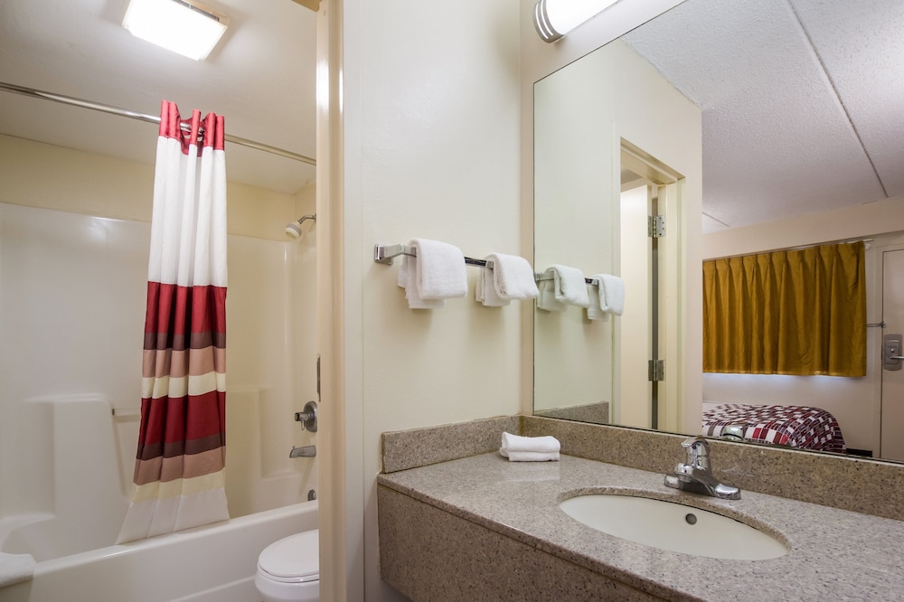 Red Roof Inn Shelbyville - photo 19