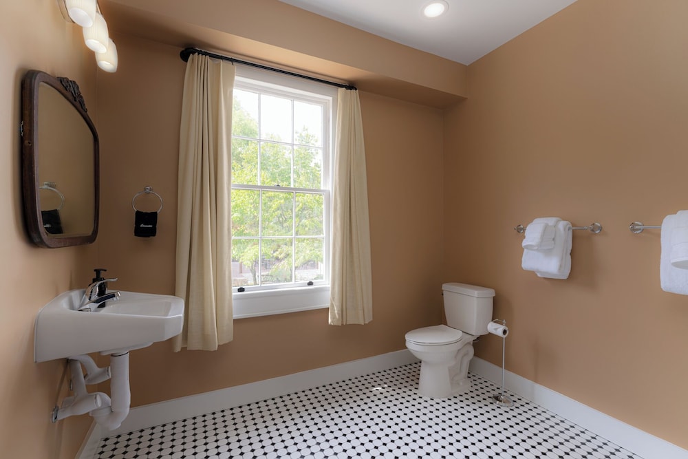 The NuWray Hotel & Carriage House - photo 56
