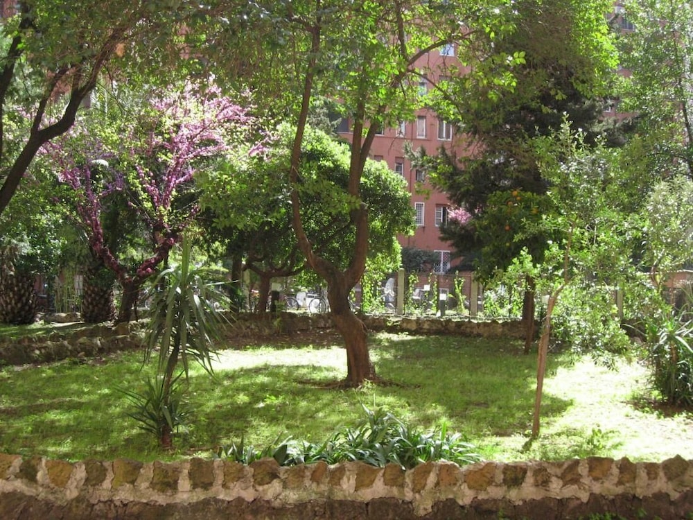 Holiday Home Roma Night and Day — 4-Star Luxury Hotel in Rome, Italy
