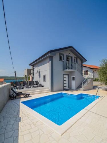 Villa with amazing view and a private pool Šušnjar 1 — 4-Star Luxury Hotel in Krusevo, Croatia