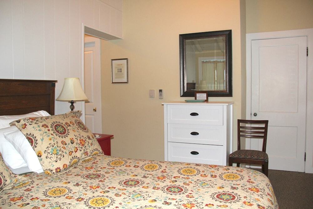 Yellowstone Hot Springs Resort - photo 18