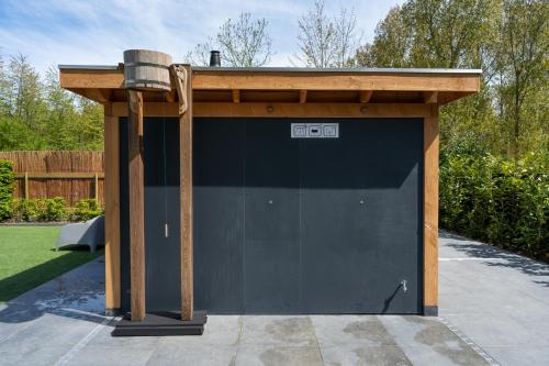 Rode Tiny House met zwembad — 4-Star Luxury Hotel in Zeewolde, Netherlands