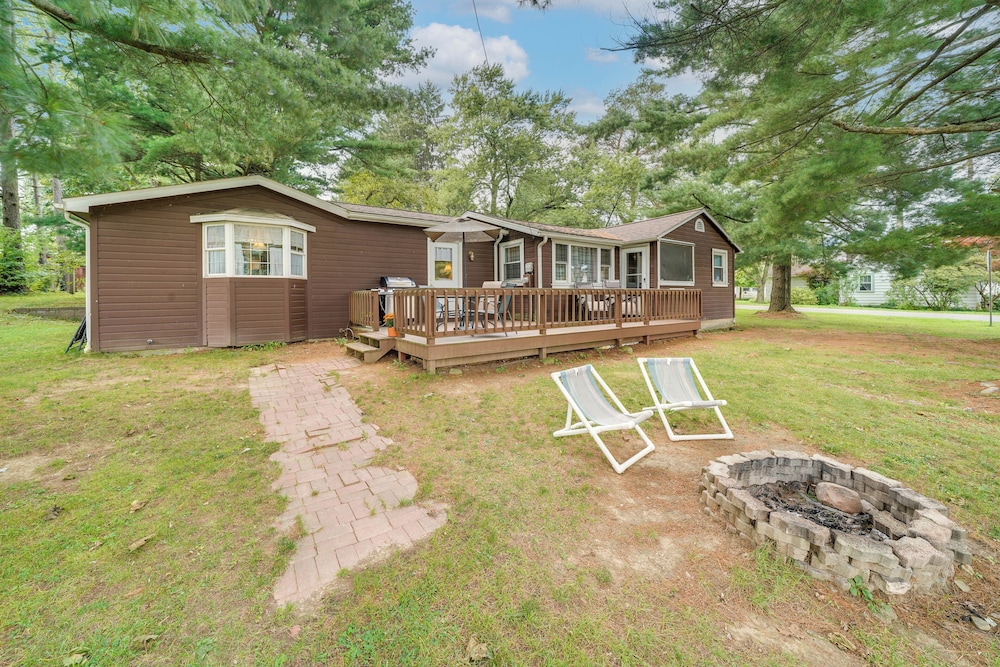 Walk to Beach and Lake Idyllic Escape in Edinboro — hotel in Edinboro