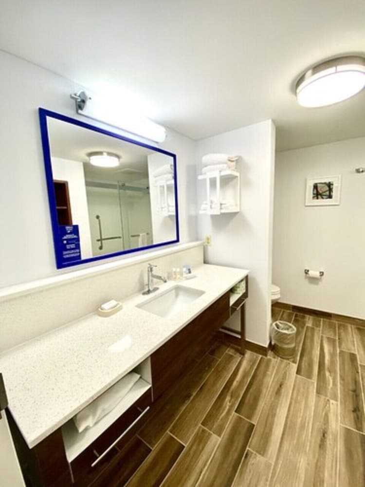 Hampton Inn McHenry - photo 25