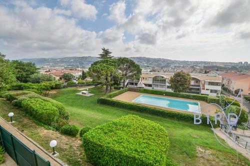 Large Studio with Swimming Pool And Open View — 4-Star Luxury Hotel in Saint-Laurent-Du-Var, France