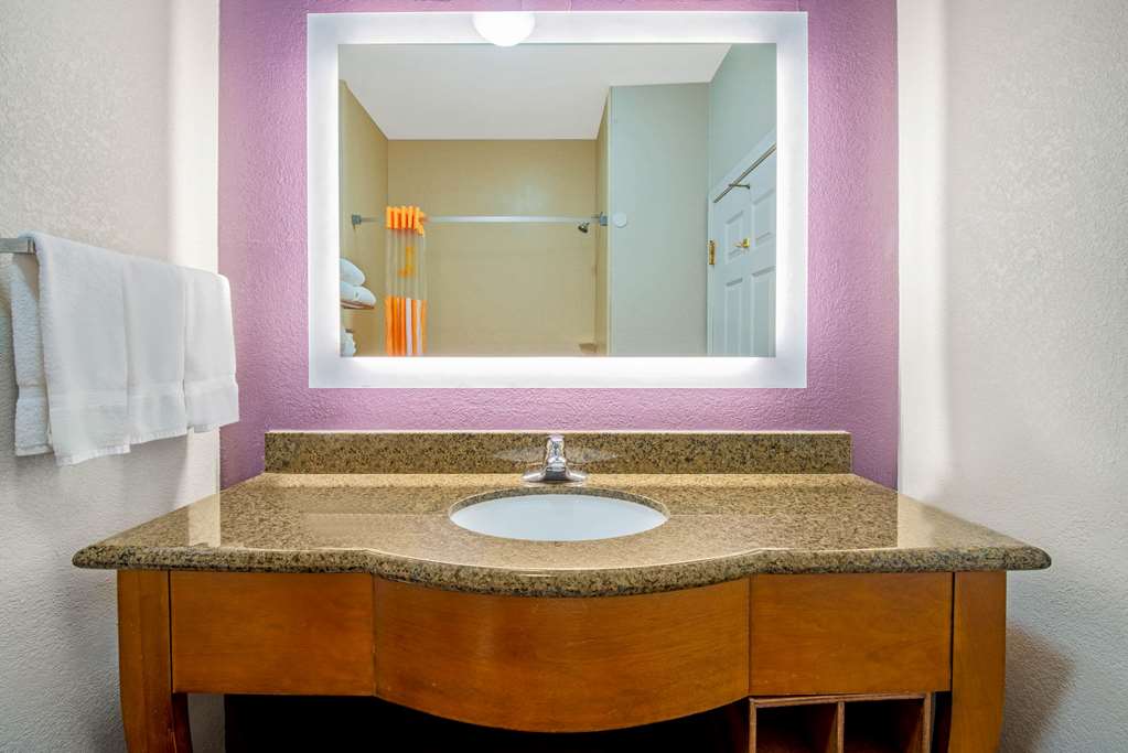 La Quinta Inn & Suites by Wyndham Gainesville - photo 17