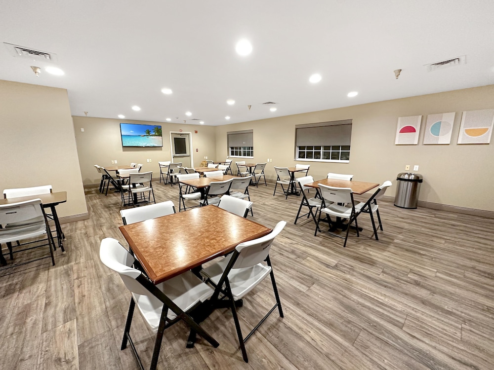 Estherville Hotel & Suites - photo 67