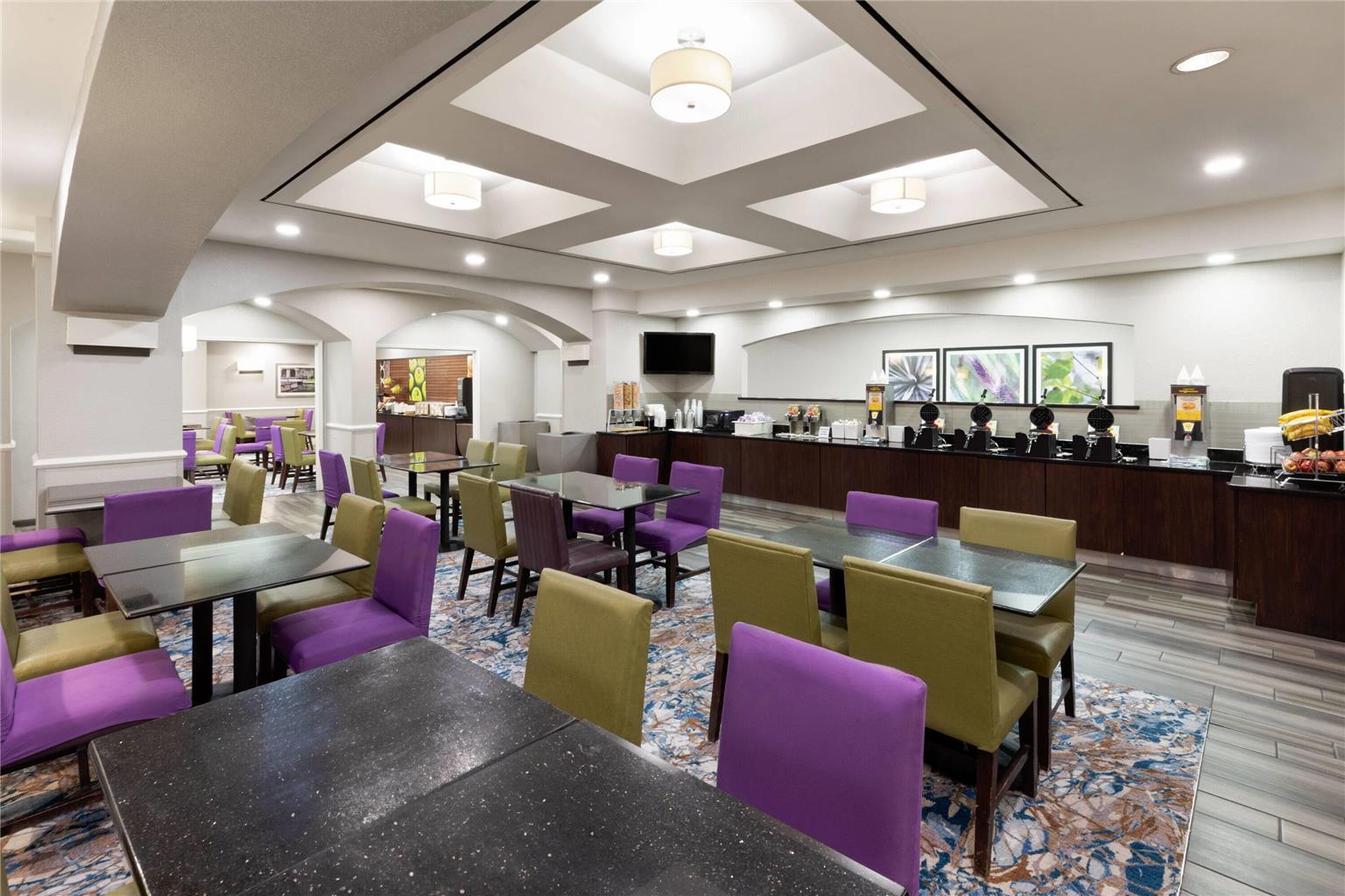 La Quinta Inn & Suites by Wyndham San Antonio Airport - photo 35